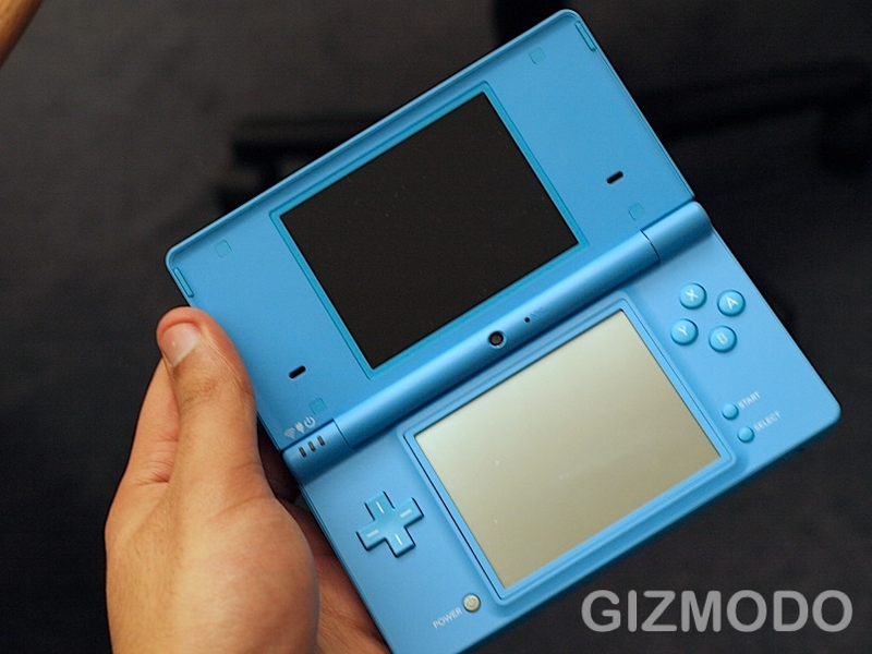 Illustration for article titled Hands On With Nintendo DSi: This Blue Version Looks Downright Electric